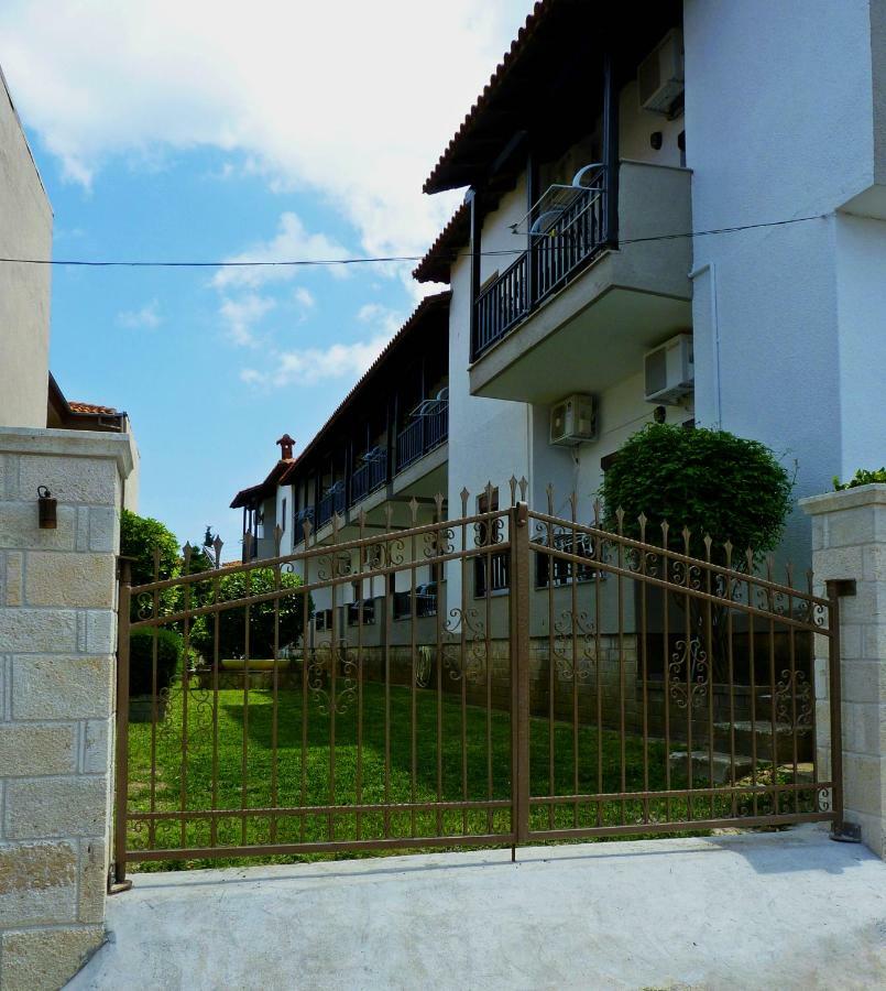 Yannis Apartments Afytos Esterno foto