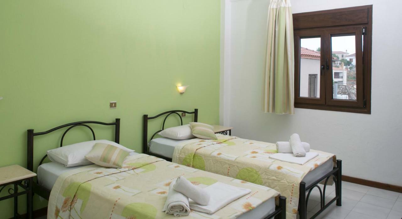 Yannis Apartments Afytos Esterno foto